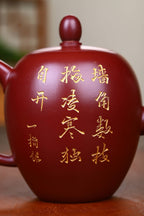 双工合作；双证书；范家一脉-大生传人，收藏佳品！！！准研高 收藏作品：【美人肩】 作者：范锡军（国家高级工艺美术师）字（茶墨全） 泥料：稀有龙血砂 容量：500cc 刻绘：韩小虎（研高双省名人） 工艺：手工鎏金 全手工亲制