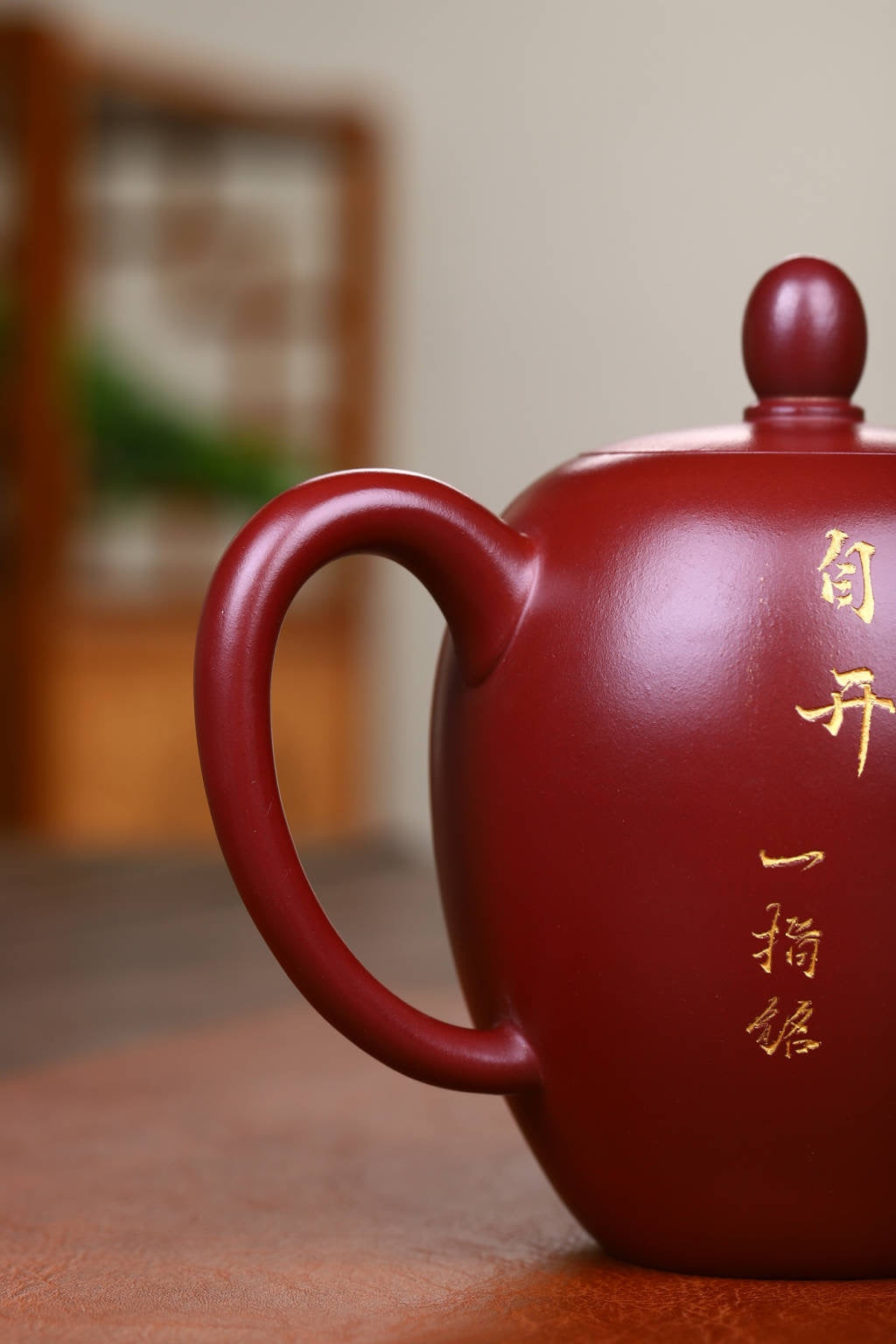 双工合作；双证书；范家一脉-大生传人，收藏佳品！！！准研高 收藏作品：【美人肩】 作者：范锡军（国家高级工艺美术师）字（茶墨全） 泥料：稀有龙血砂 容量：500cc 刻绘：韩小虎（研高双省名人） 工艺：手工鎏金 全手工亲制