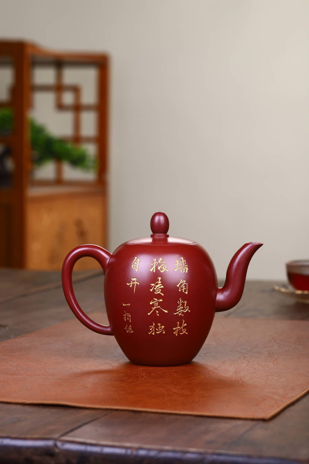 双工合作；双证书；范家一脉-大生传人，收藏佳品！！！准研高 收藏作品：【美人肩】 作者：范锡军（国家高级工艺美术师）字（茶墨全） 泥料：稀有龙血砂 容量：500cc 刻绘：韩小虎（研高双省名人） 工艺：手工鎏金 全手工亲制
