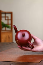 双工合作；双证书；范家一脉-大生传人，收藏佳品！！！准研高 收藏作品：【美人肩】 作者：范锡军（国家高级工艺美术师）字（茶墨全） 泥料：稀有龙血砂 容量：500cc 刻绘：韩小虎（研高双省名人） 工艺：手工鎏金 全手工亲制