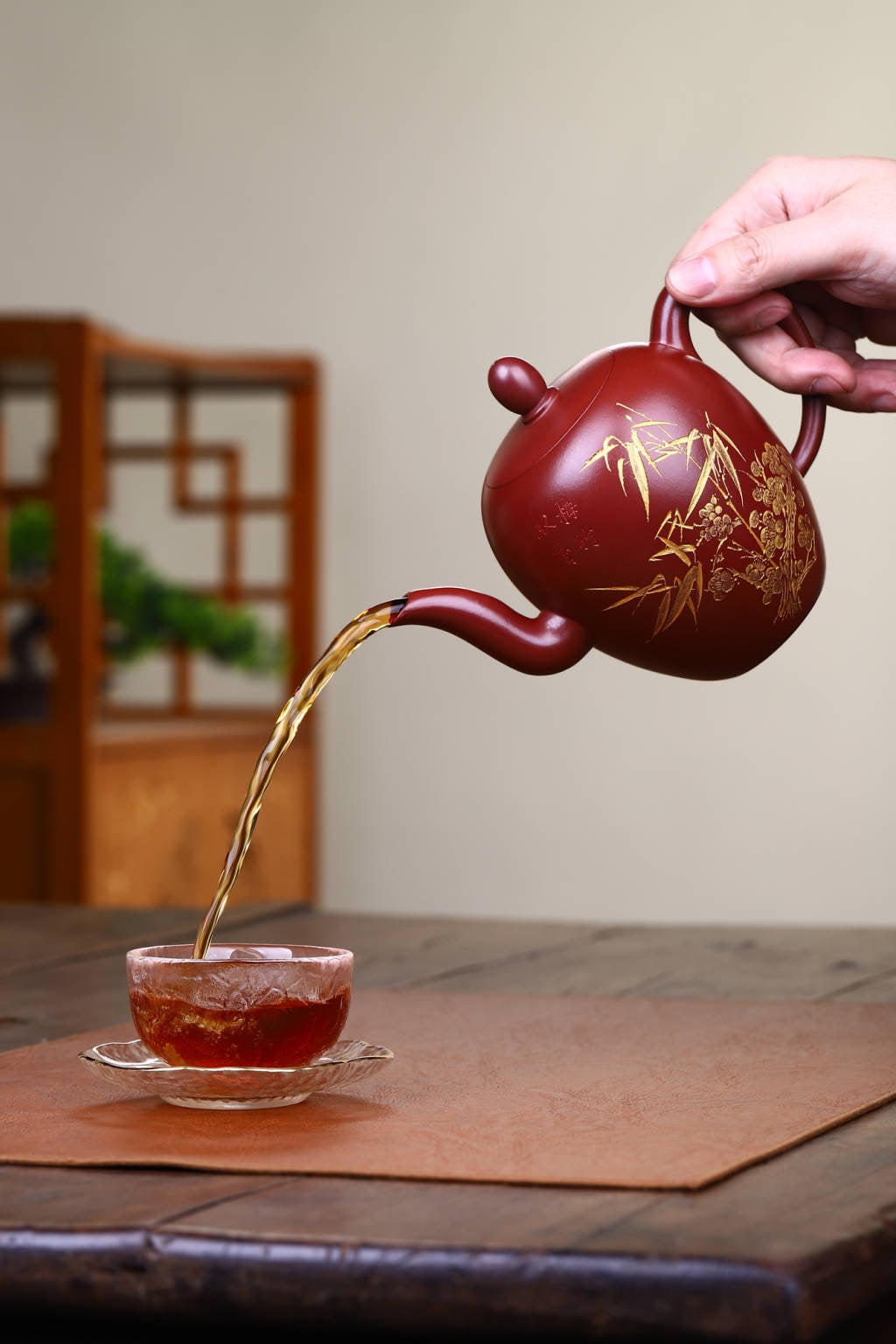 双工合作；双证书；范家一脉-大生传人，收藏佳品！！！准研高 收藏作品：【美人肩】 作者：范锡军（国家高级工艺美术师）字（茶墨全） 泥料：稀有龙血砂 容量：500cc 刻绘：韩小虎（研高双省名人） 工艺：手工鎏金 全手工亲制