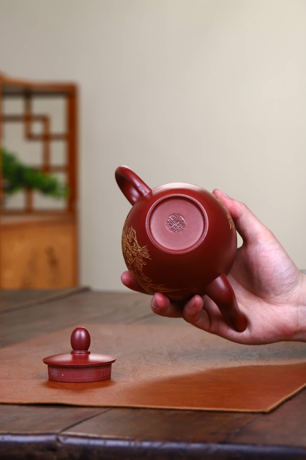 双工合作；双证书；范家一脉-大生传人，收藏佳品！！！准研高 收藏作品：【美人肩】 作者：范锡军（国家高级工艺美术师）字（茶墨全） 泥料：稀有龙血砂 容量：500cc 刻绘：韩小虎（研高双省名人） 工艺：手工鎏金 全手工亲制