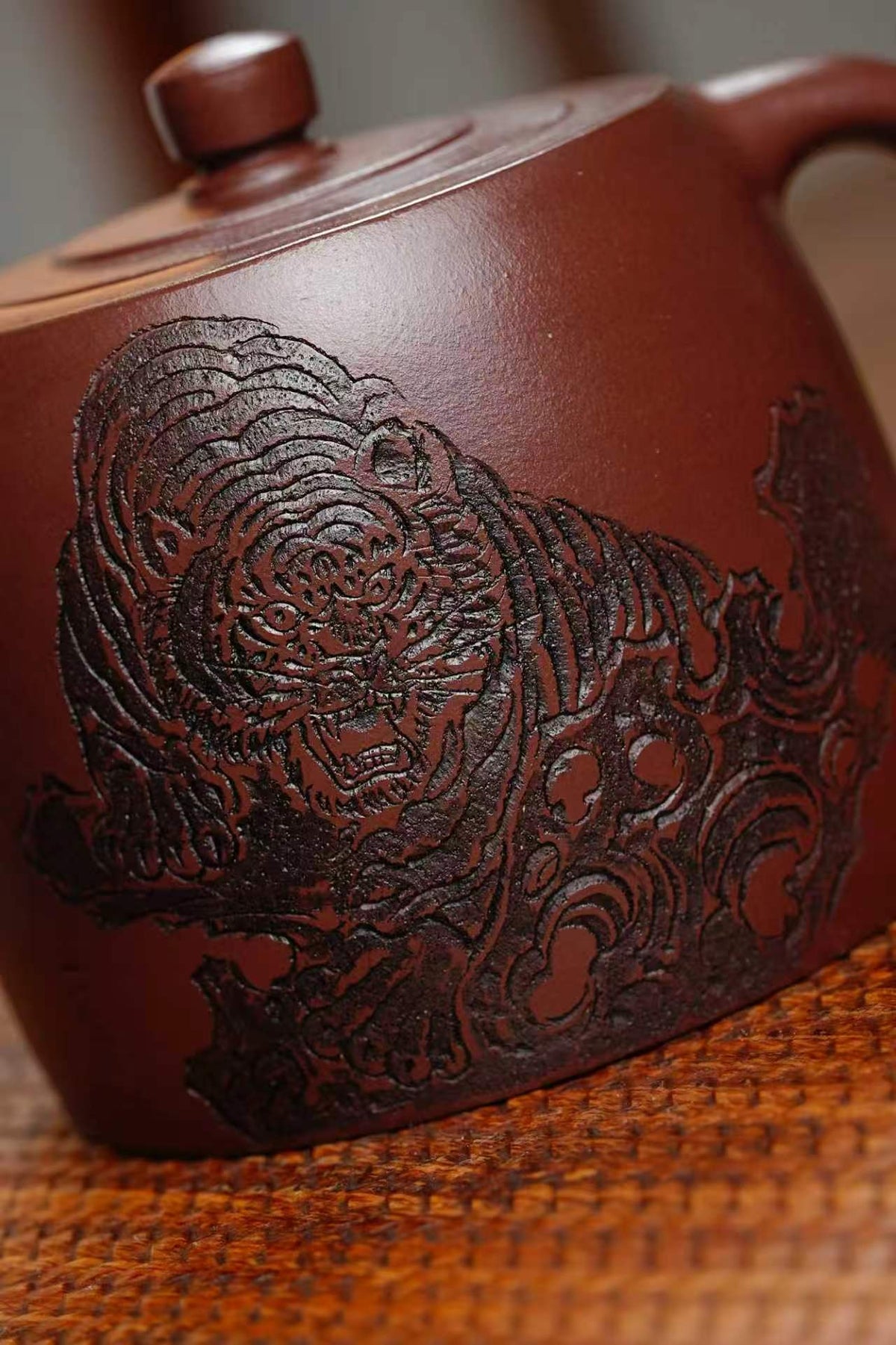双工合作；双证书；范家一脉-大生传人，收藏佳品！！！准研高 收藏作品：【井栏】 作者：范锡军（国家高级工艺美术师）） 泥料：极品紫泥（家藏老料） 容量：320cc 刻绘：韩小虎（研高双省名人） 全手工亲制
