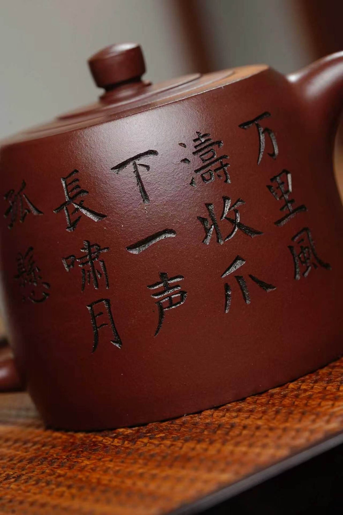 双工合作；双证书；范家一脉-大生传人，收藏佳品！！！准研高 收藏作品：【井栏】 作者：范锡军（国家高级工艺美术师）） 泥料：极品紫泥（家藏老料） 容量：320cc 刻绘：韩小虎（研高双省名人） 全手工亲制