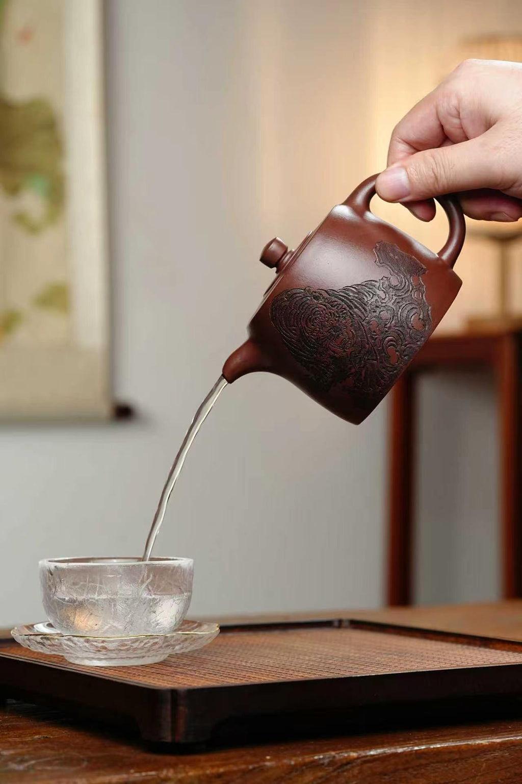 双工合作；双证书；范家一脉-大生传人，收藏佳品！！！准研高 收藏作品：【井栏】 作者：范锡军（国家高级工艺美术师）） 泥料：极品紫泥（家藏老料） 容量：320cc 刻绘：韩小虎（研高双省名人） 全手工亲制