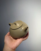 【满瓢】 陈腐民国段 容量 280cc 此壶韵 精 气 神于一身，整器刚与柔，做工精细，直流嘴出水顺畅有力，弧线过度自然，古朴风雅！