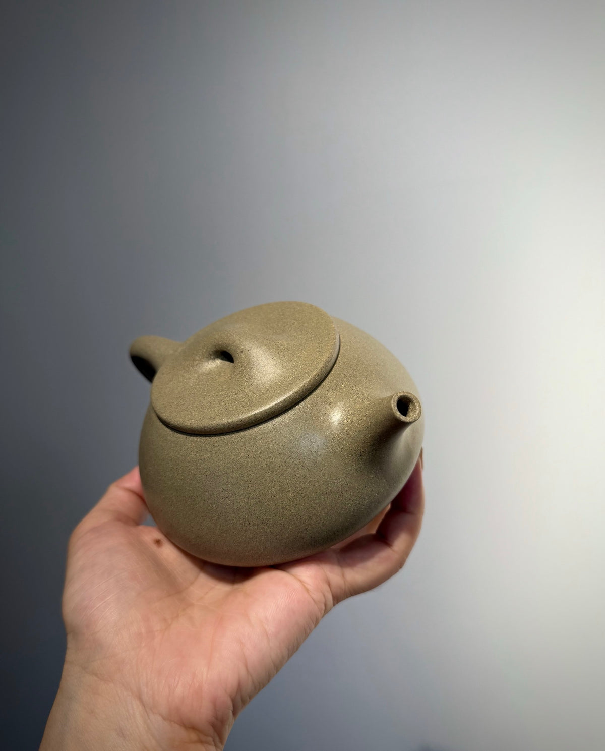 【满瓢】 陈腐民国段 容量 280cc 此壶韵 精 气 神于一身，整器刚与柔，做工精细，直流嘴出水顺畅有力，弧线过度自然，古朴风雅！