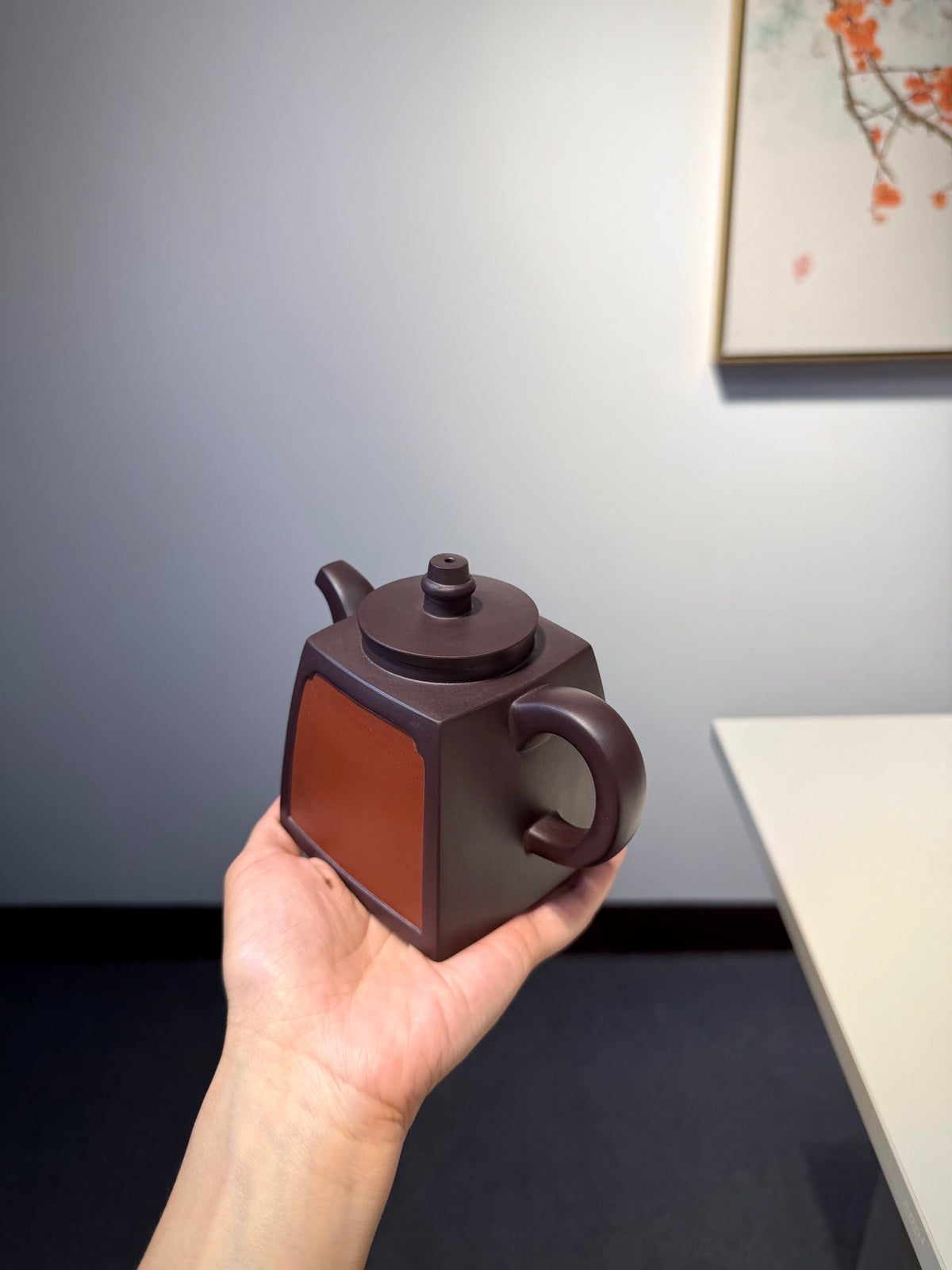 【开窗方铎】 陈腐老紫泥•320cc 壶身整体上窄下宽，两面开方窗、海棠形窗，内嵌红泥，借鉴古建筑开窗美学，独具一格！