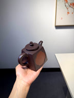 【开窗方铎】 陈腐老紫泥•320cc 壶身整体上窄下宽，两面开方窗、海棠形窗，内嵌红泥，借鉴古建筑开窗美学，独具一格！