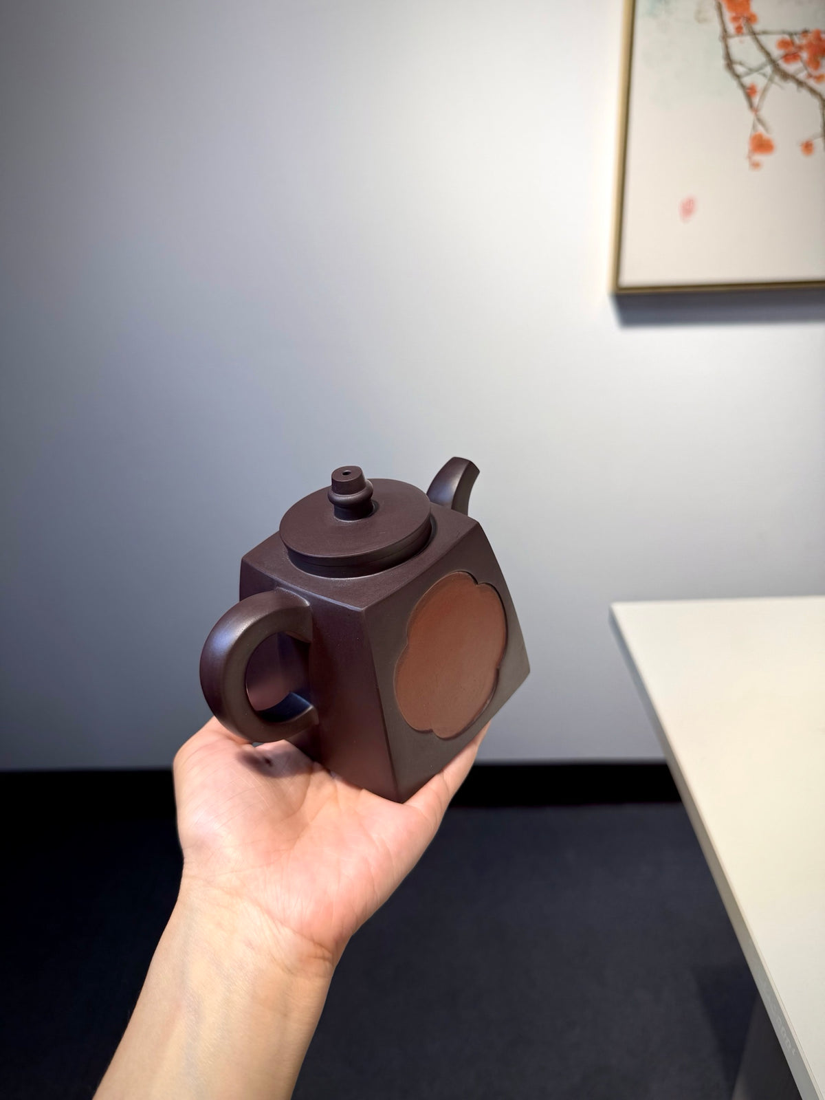 【开窗方铎】 陈腐老紫泥•320cc 壶身整体上窄下宽，两面开方窗、海棠形窗，内嵌红泥，借鉴古建筑开窗美学，独具一格！