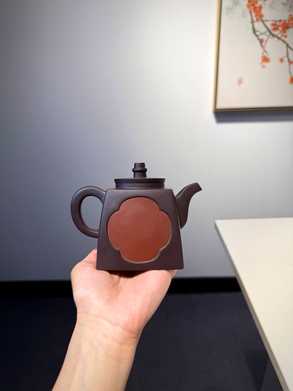 【开窗方铎】 陈腐老紫泥•320cc 壶身整体上窄下宽，两面开方窗、海棠形窗，内嵌红泥，借鉴古建筑开窗美学，独具一格！
