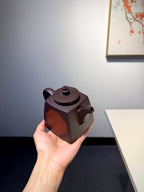 【开窗方铎】 陈腐老紫泥•320cc 壶身整体上窄下宽，两面开方窗、海棠形窗，内嵌红泥，借鉴古建筑开窗美学，独具一格！