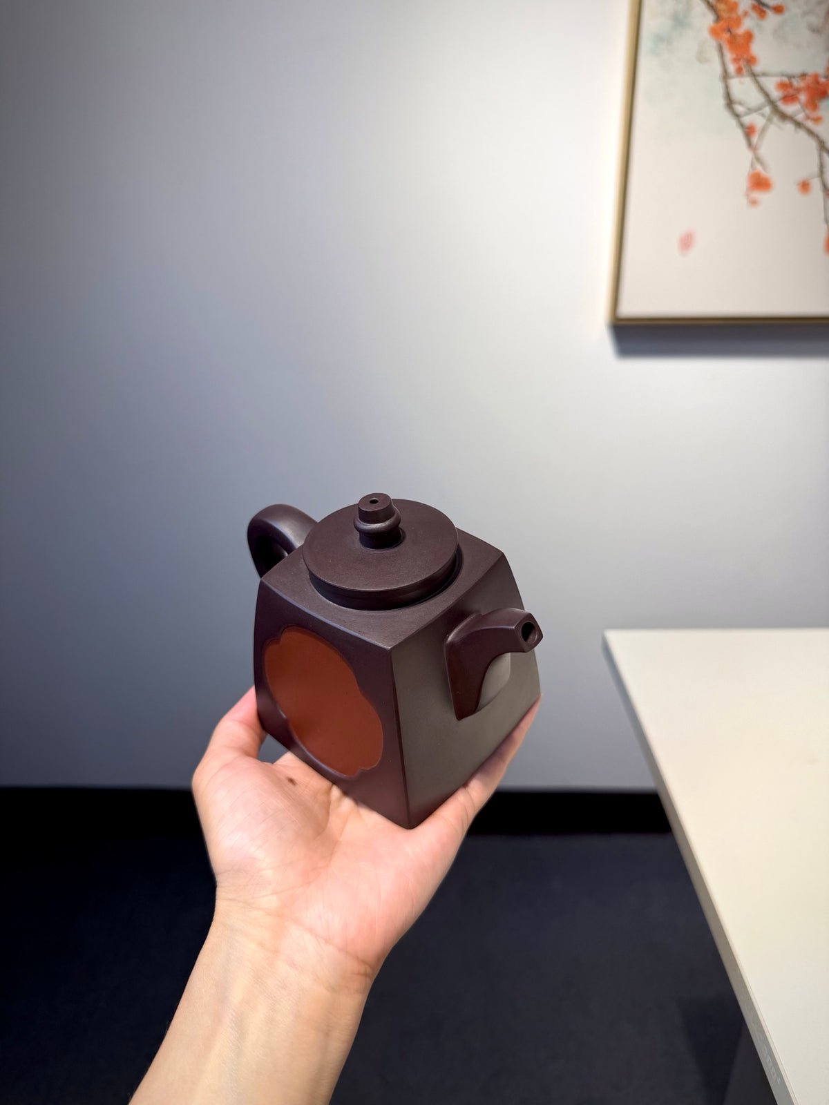 【开窗方铎】 陈腐老紫泥•320cc 壶身整体上窄下宽，两面开方窗、海棠形窗，内嵌红泥，借鉴古建筑开窗美学，独具一格！