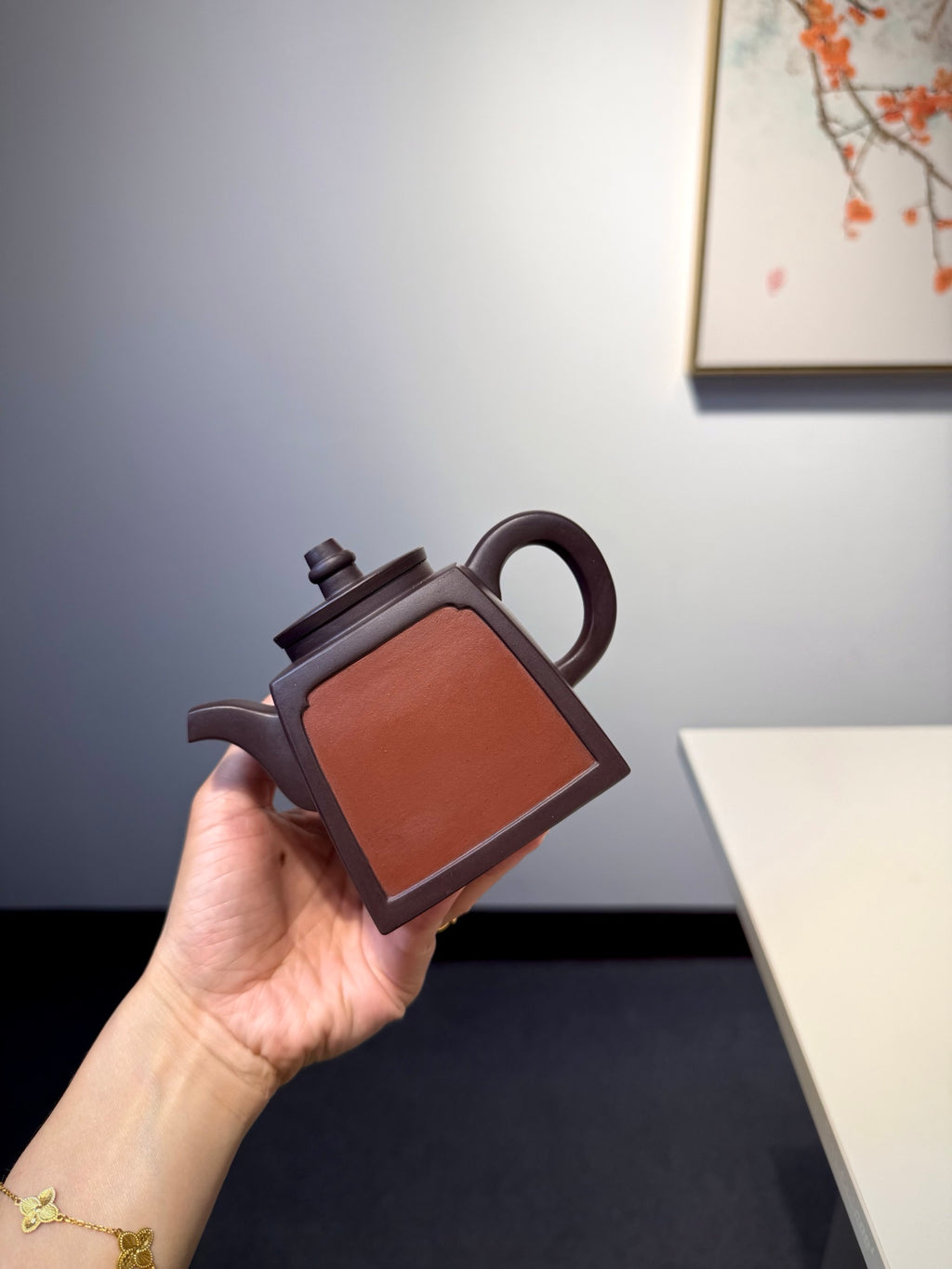 【开窗方铎】 陈腐老紫泥•320cc 壶身整体上窄下宽，两面开方窗、海棠形窗，内嵌红泥，借鉴古建筑开窗美学，独具一格！