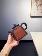 【开窗方铎】 陈腐老紫泥•320cc 壶身整体上窄下宽，两面开方窗、海棠形窗，内嵌红泥，借鉴古建筑开窗美学，独具一格！