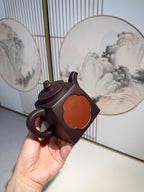 【开窗方铎】 陈腐老紫泥•320cc 壶身整体上窄下宽，两面开方窗、海棠形窗，内嵌红泥，借鉴古建筑开窗美学，独具一格！