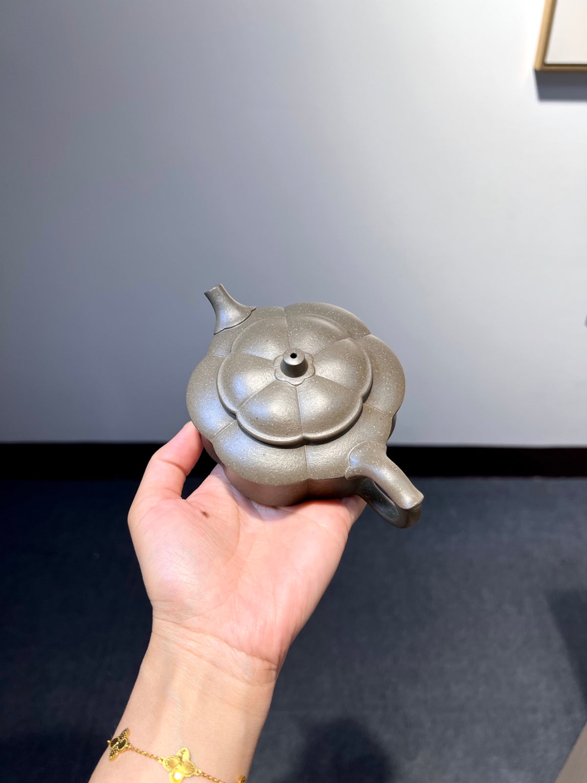 【筋纹周盘】天青泥•180cc  于梅花抽象中得灵感，从壶盖到壶身由六片筋纹一气呵成