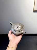 【筋纹周盘】天青泥•180cc  于梅花抽象中得灵感，从壶盖到壶身由六片筋纹一气呵成