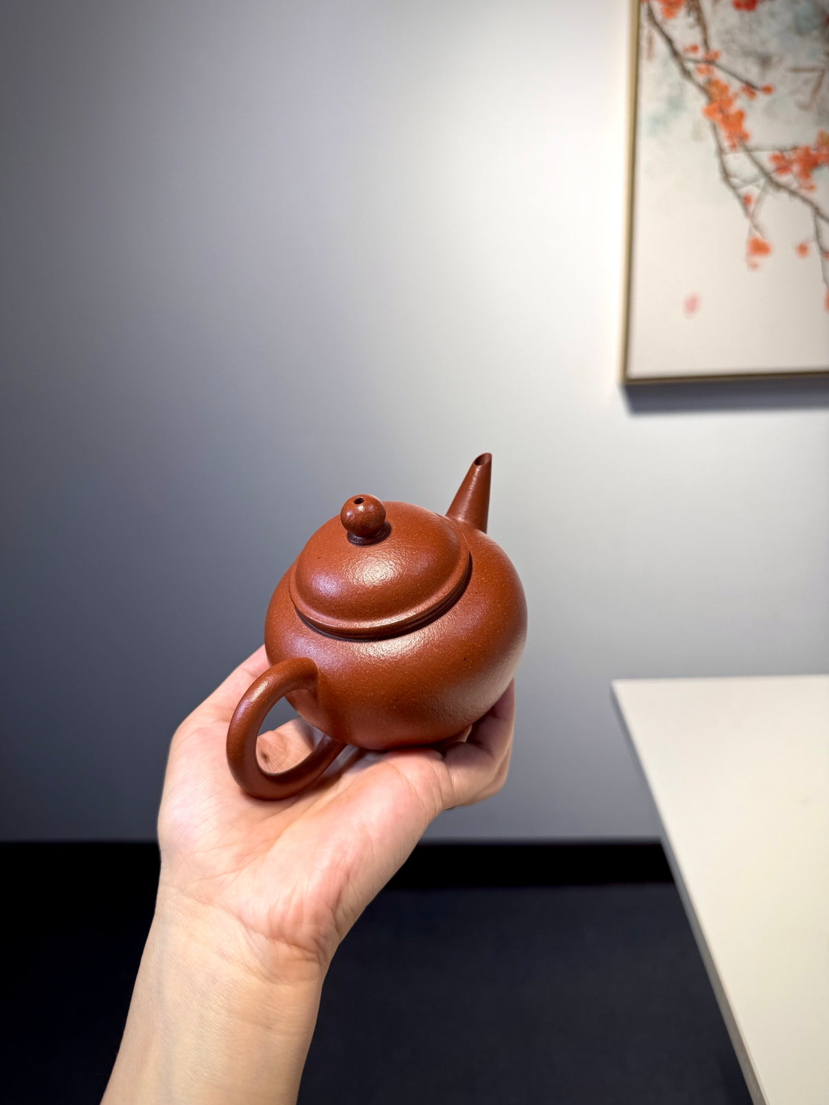 全手【水平】降坡泥•220cc  壶身圆腹比例协调，规整而富有张力，壶嘴笔直，展现出昂扬向上的精气神，素圈把气韵流畅，一气呵成！
