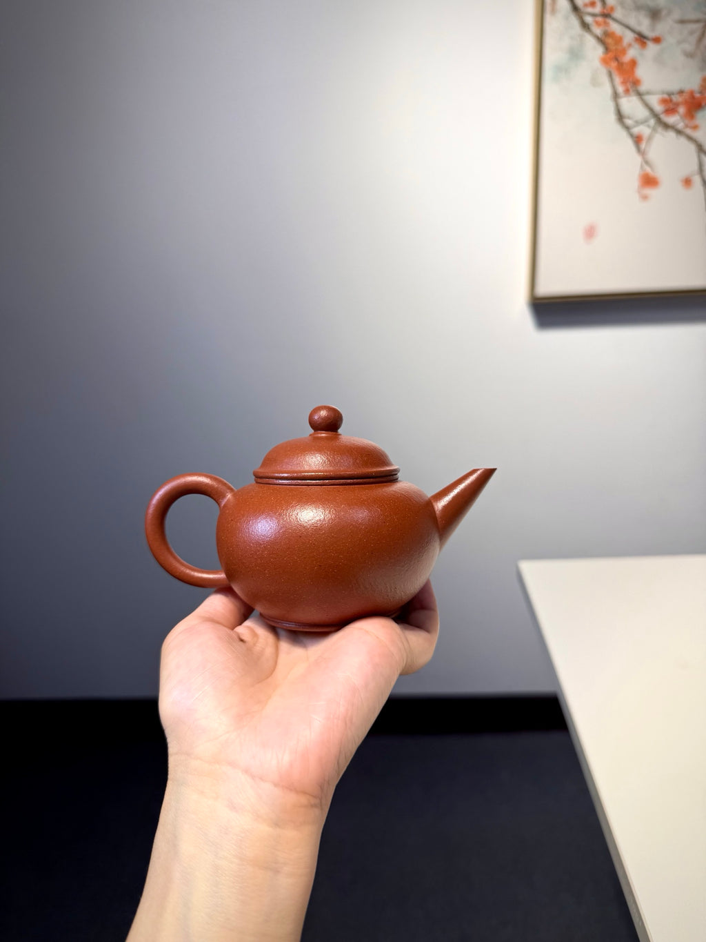 全手【水平】降坡泥•220cc  壶身圆腹比例协调，规整而富有张力，壶嘴笔直，展现出昂扬向上的精气神，素圈把气韵流畅，一气呵成！