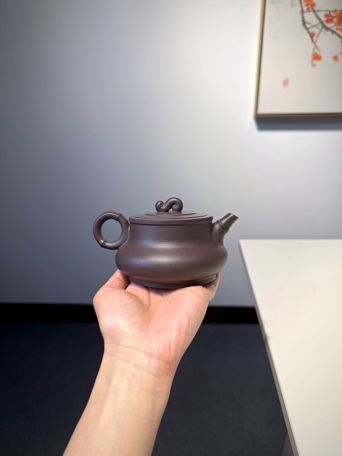 【玉如意】高温紫泥•260cc  壶钮为如玉状 壶沿回纹装饰 被人赋予回头即如意 色泽均匀 端庄雅致 拿捏舒适 卡口设计 质朴中显高意！