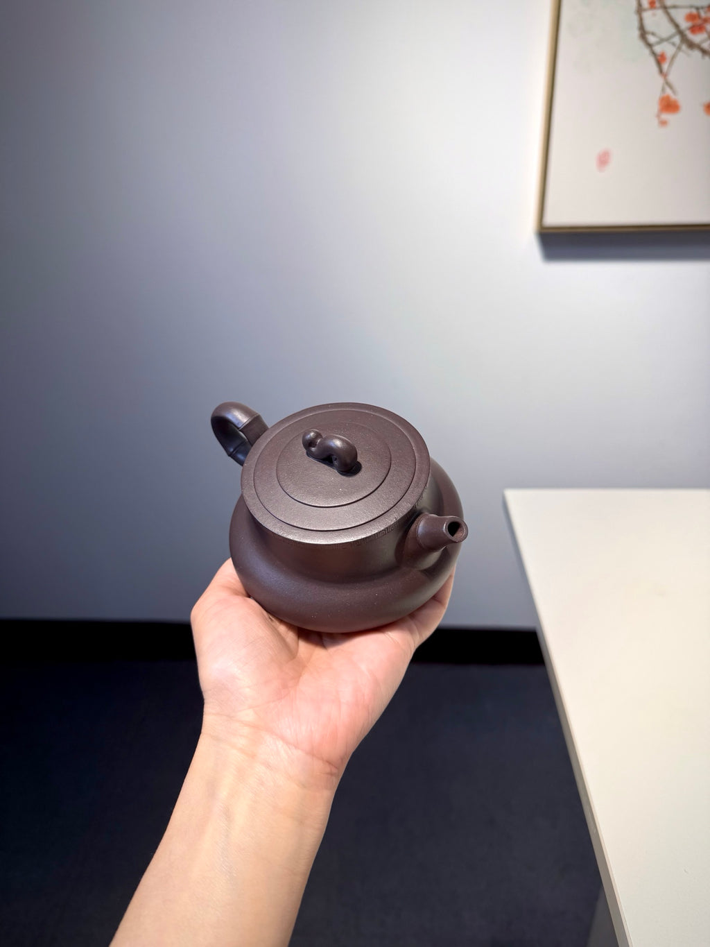 【玉如意】高温紫泥•260cc  壶钮为如玉状 壶沿回纹装饰 被人赋予回头即如意 色泽均匀 端庄雅致 拿捏舒适 卡口设计 质朴中显高意！