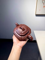 国工推荐【四方竹鼓】 泥料：陈腐底槽清 容量 : 300cc 此款壶乃结合了方器锦囊器以及竹器为一体，此壶方中带圆