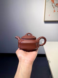 国工推荐【四方竹鼓】 泥料：陈腐底槽清 容量 : 300cc 此款壶乃结合了方器锦囊器以及竹器为一体，此壶方中带圆