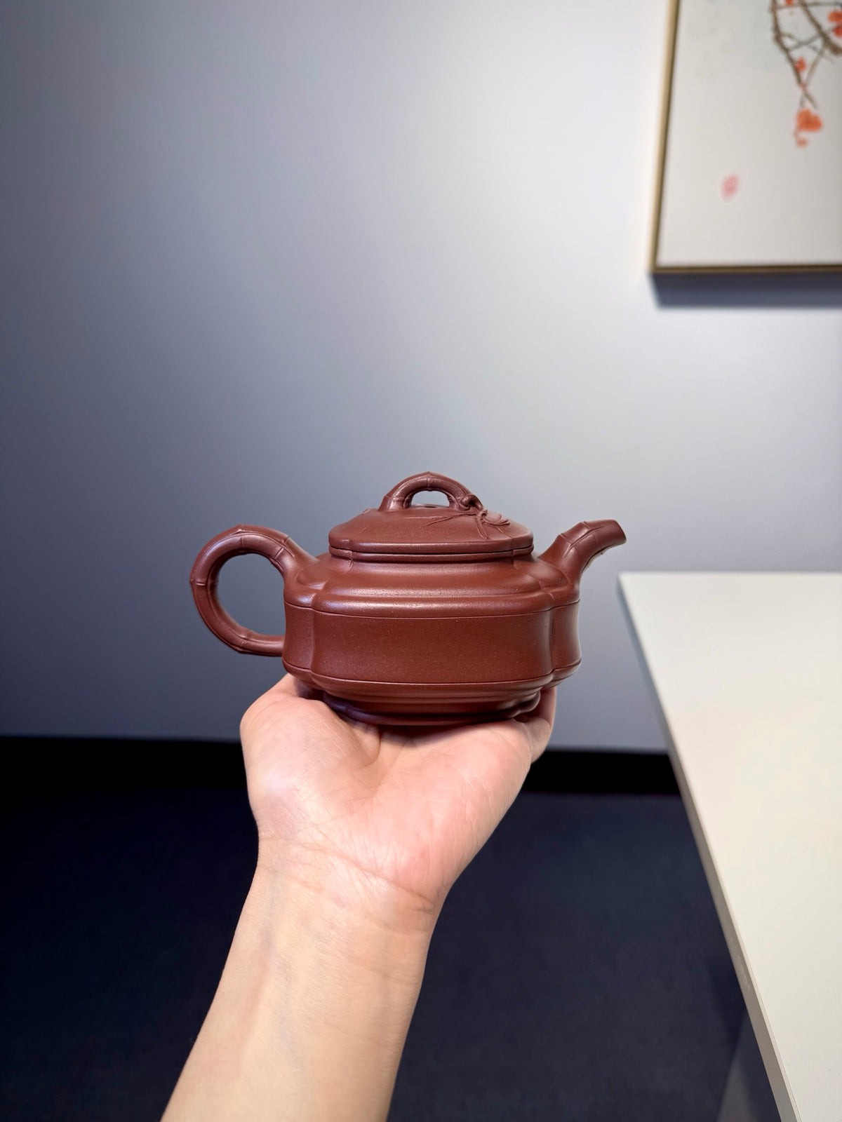 国工推荐【四方竹鼓】 泥料：陈腐底槽清 容量 : 300cc 此款壶乃结合了方器锦囊器以及竹器为一体，此壶方中带圆