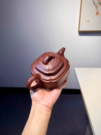 国工推荐【四方竹鼓】 泥料：陈腐底槽清 容量 : 300cc 此款壶乃结合了方器锦囊器以及竹器为一体，此壶方中带圆