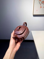 国工推荐【四方竹鼓】 泥料：陈腐底槽清 容量 : 300cc 此款壶乃结合了方器锦囊器以及竹器为一体，此壶方中带圆