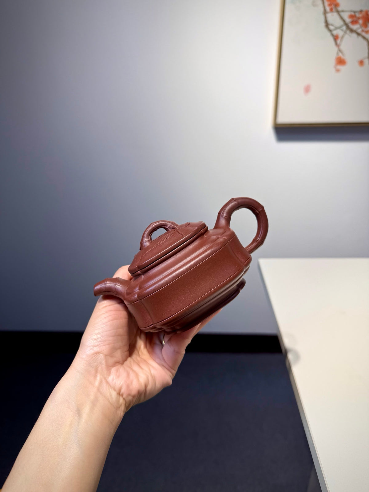 国工推荐【四方竹鼓】 泥料：陈腐底槽清 容量 : 300cc 此款壶乃结合了方器锦囊器以及竹器为一体，此壶方中带圆