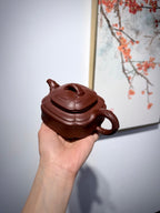 国工推荐【四方竹鼓】 泥料：陈腐底槽清 容量 : 300cc 此款壶乃结合了方器锦囊器以及竹器为一体，此壶方中带圆