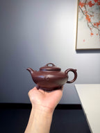 【祥致如意】紫泥•330cc  整体造型饱满圆润，扁腹宽肩，既有传统紫砂圆器的敦厚稳重