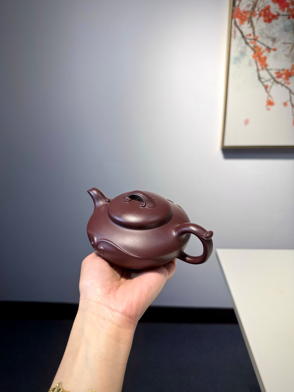 【祥致如意】紫泥•330cc  整体造型饱满圆润，扁腹宽肩，既有传统紫砂圆器的敦厚稳重