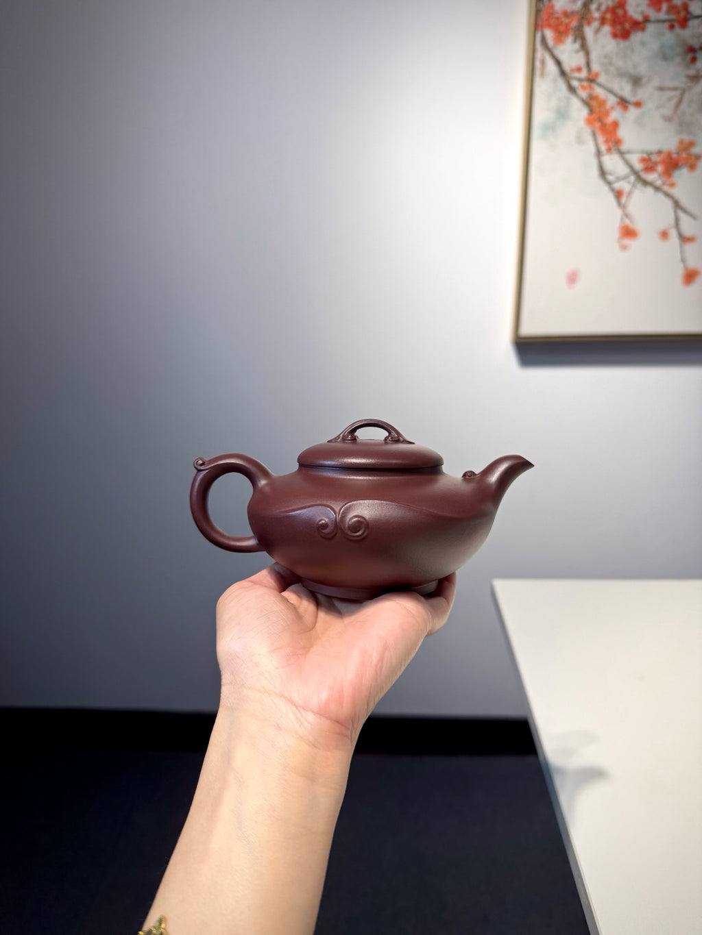 【祥致如意】紫泥•330cc  整体造型饱满圆润，扁腹宽肩，既有传统紫砂圆器的敦厚稳重