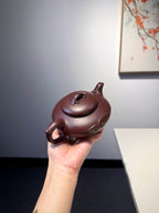 【祥致如意】紫泥•330cc  整体造型饱满圆润，扁腹宽肩，既有传统紫砂圆器的敦厚稳重