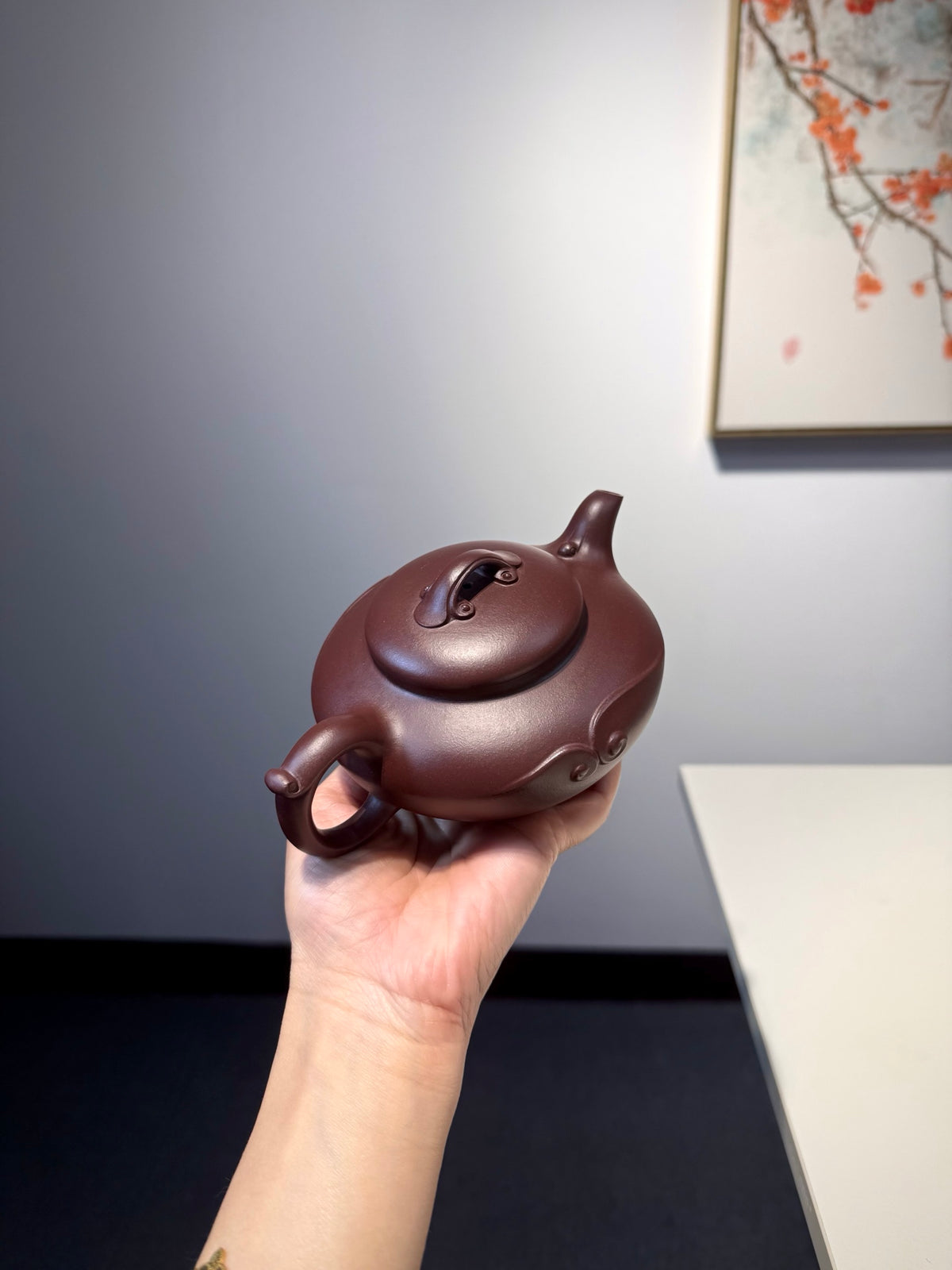 【祥致如意】紫泥•330cc  整体造型饱满圆润，扁腹宽肩，既有传统紫砂圆器的敦厚稳重