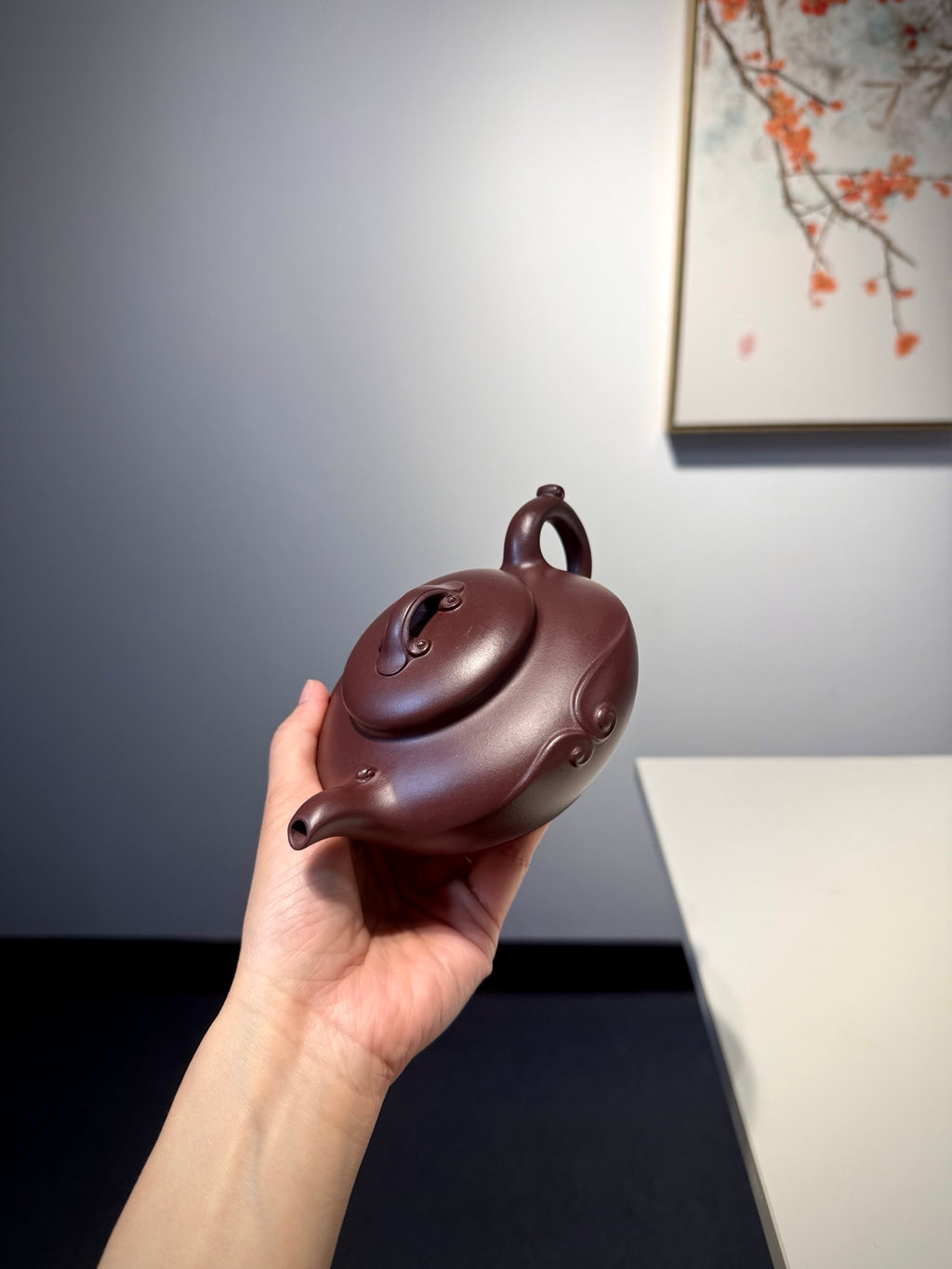 【祥致如意】紫泥•330cc  整体造型饱满圆润，扁腹宽肩，既有传统紫砂圆器的敦厚稳重