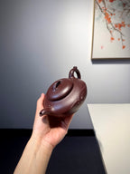【祥致如意】紫泥•330cc  整体造型饱满圆润，扁腹宽肩，既有传统紫砂圆器的敦厚稳重