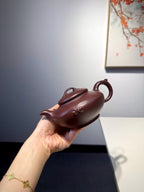 【祥致如意】紫泥•330cc  整体造型饱满圆润，扁腹宽肩，既有传统紫砂圆器的敦厚稳重