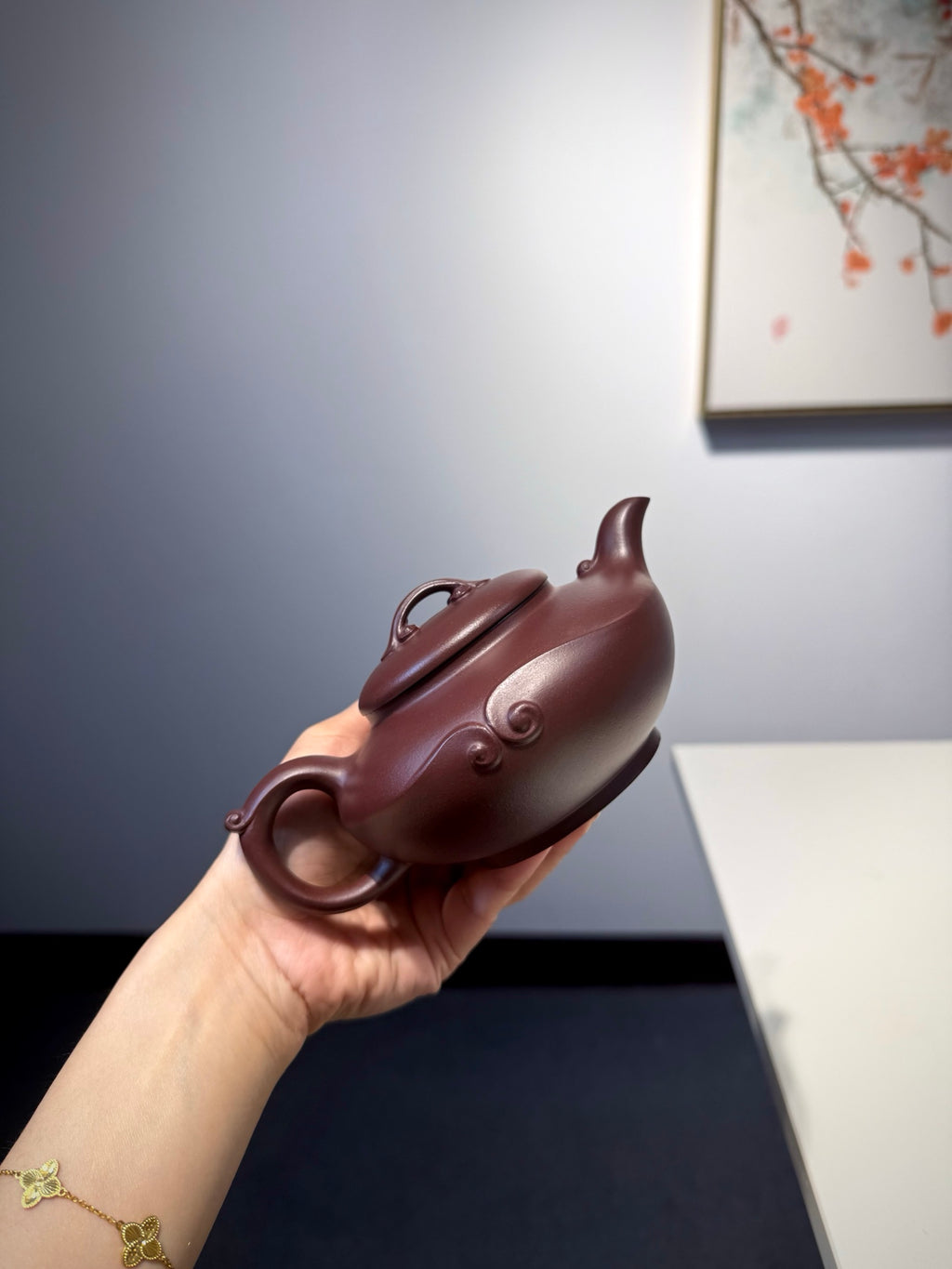 【祥致如意】紫泥•330cc  整体造型饱满圆润，扁腹宽肩，既有传统紫砂圆器的敦厚稳重