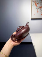 【祥致如意】紫泥•330cc  整体造型饱满圆润，扁腹宽肩，既有传统紫砂圆器的敦厚稳重