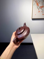 【祥致如意】紫泥•330cc  整体造型饱满圆润，扁腹宽肩，既有传统紫砂圆器的敦厚稳重