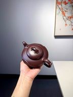 【祥致如意】紫泥•330cc  整体造型饱满圆润，扁腹宽肩，既有传统紫砂圆器的敦厚稳重