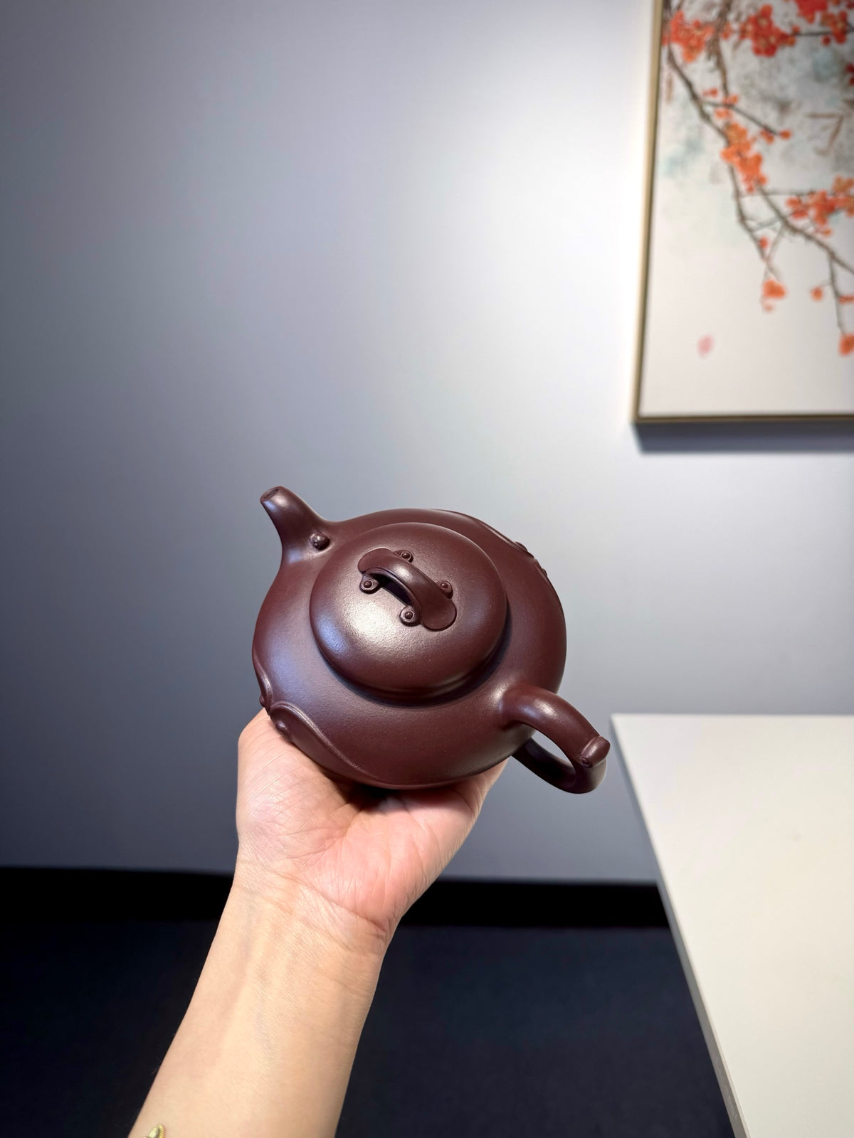 【祥致如意】紫泥•330cc  整体造型饱满圆润，扁腹宽肩，既有传统紫砂圆器的敦厚稳重