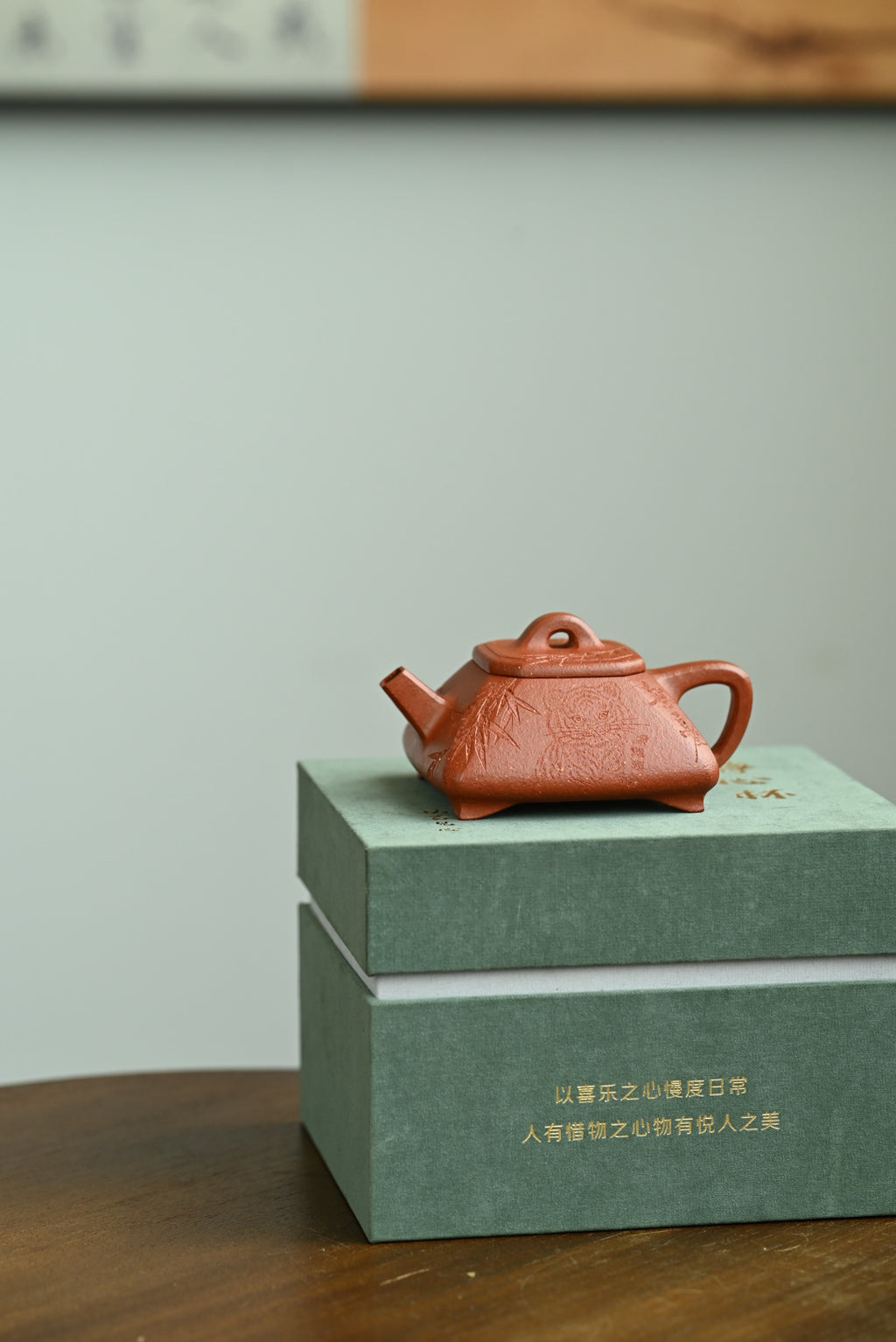四方瓢·全手工 /容量140cc/原矿降坡泥 四方壶身饱满有力，肩部挺括、底部内收，既给人轻灵感