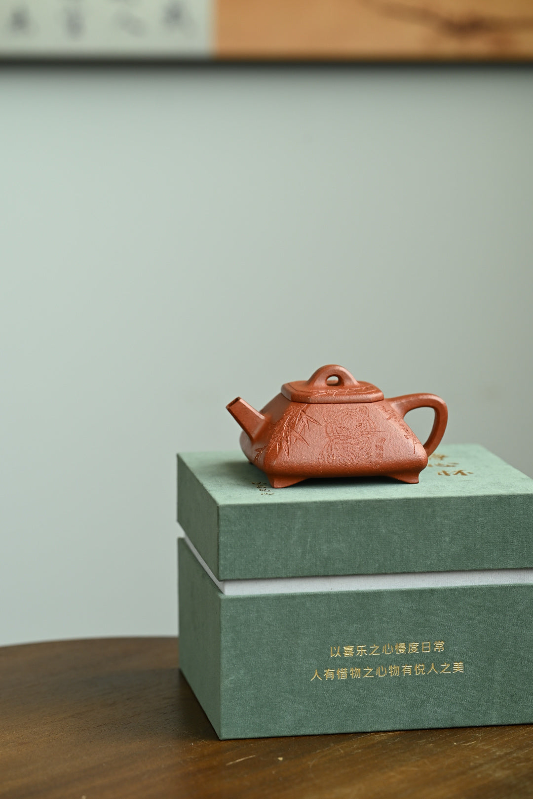 四方瓢·全手工 /容量140cc/原矿降坡泥 四方壶身饱满有力，肩部挺括、底部内收，既给人轻灵感