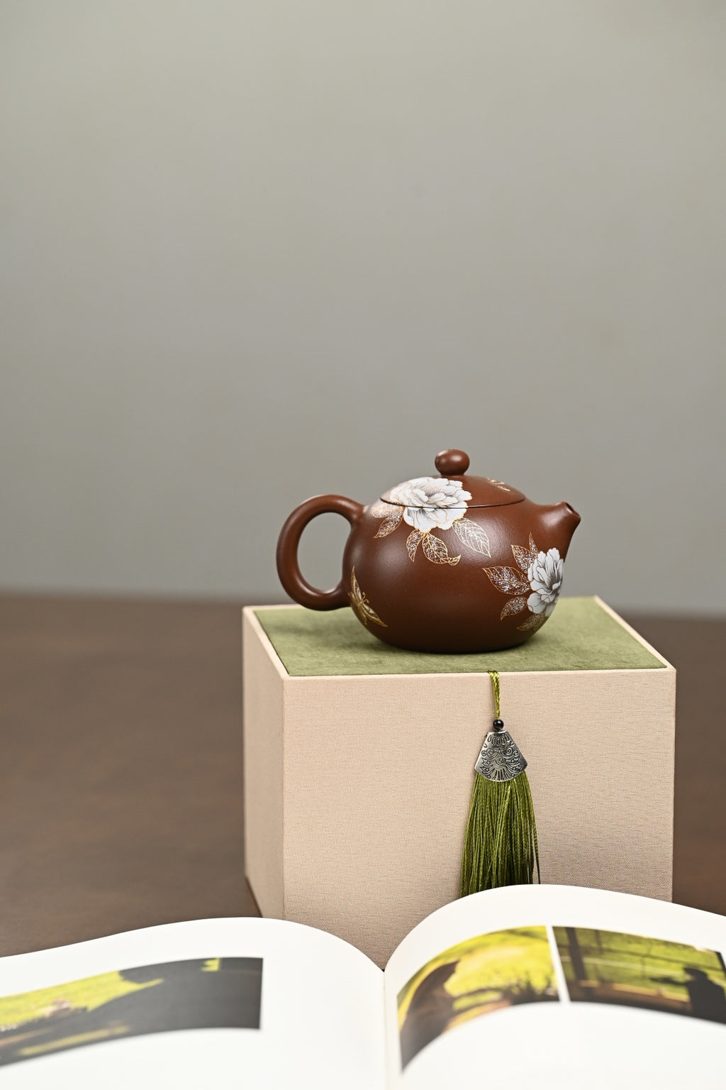『西施』金银装饰 文革老紫泥·容量200cc·9孔出水·内推·陈华军（国家级工艺美术师）