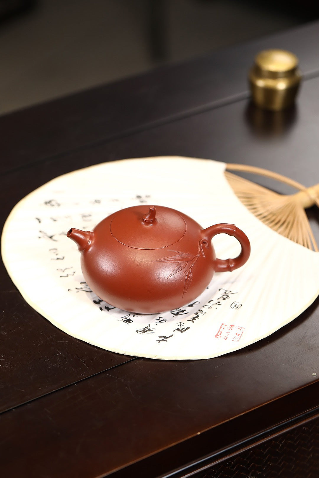 礼品｜花器丨半月竹节 朱泥，190cc，球孔，董健  温暖红润的朱泥，婉约秀美的半月，灵动多姿的竹之倩影，整器藏柔，竹韵沁心。